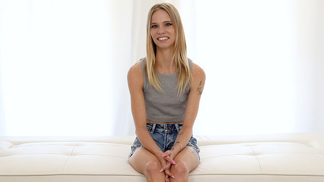 Net Video Girls: Step Right Up – Erica